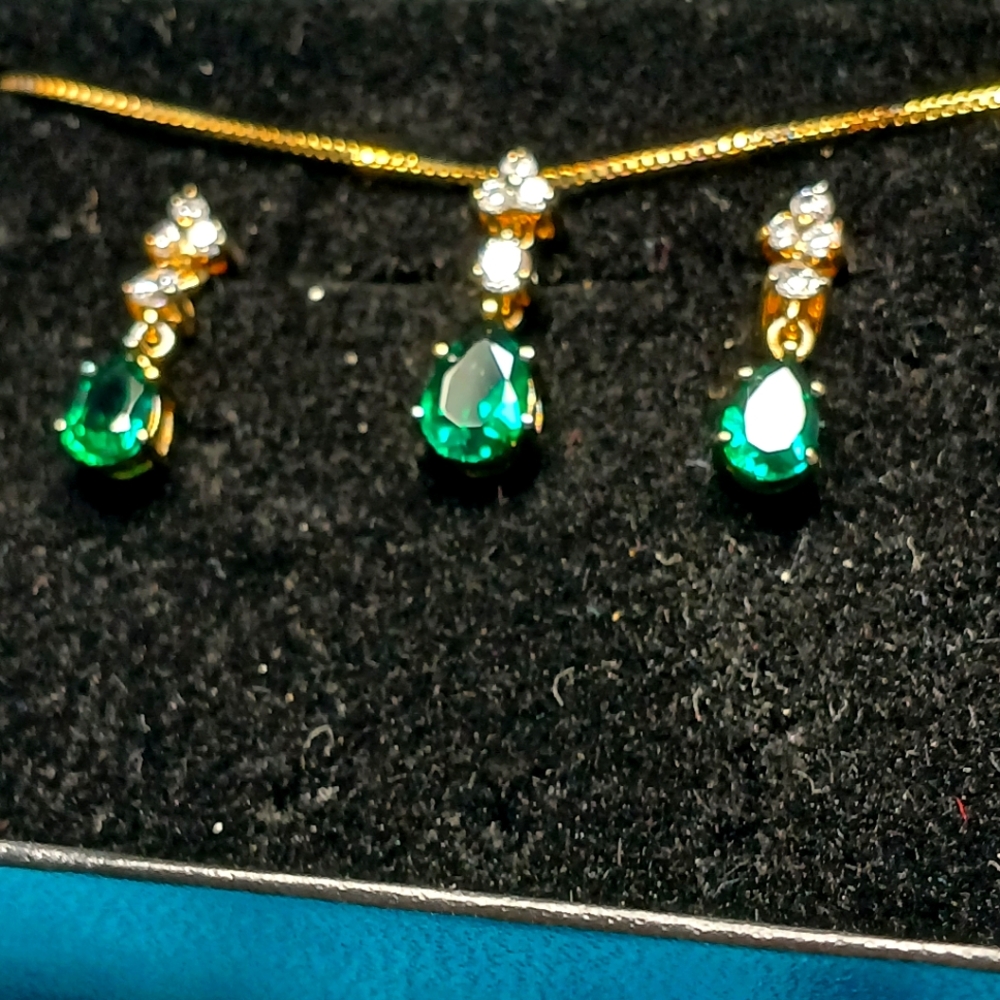 Elegant Gold and Green Jewelry Set